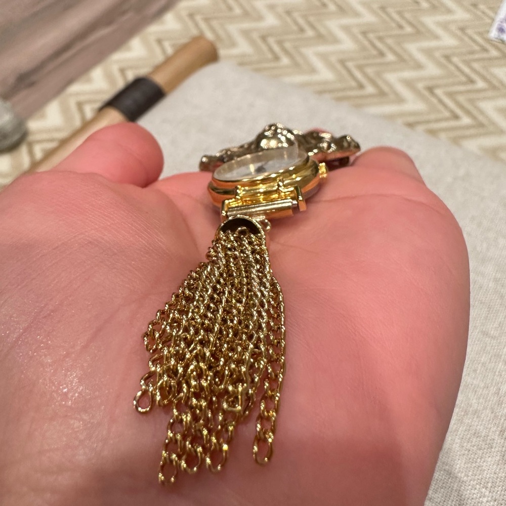 Unique Lion Head Broach with Watch - Excellent Condition - Picture 6 of 6